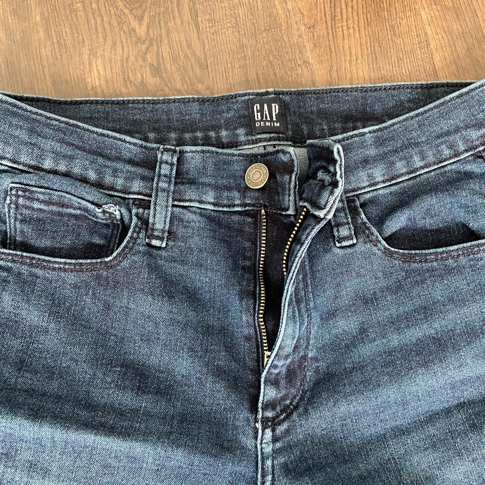 GAP SKINNY DARK WASH SIZE 28